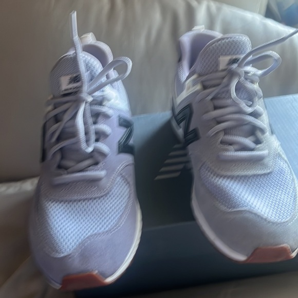 New Balance sneaker u.s.a. size5 new and in box - Picture 2 of 7